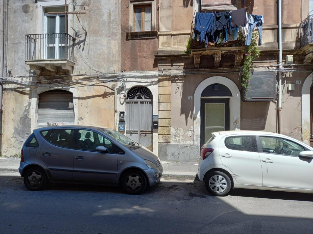 Room In Historical City Centre With Private Bathroom Катания Экстерьер фото